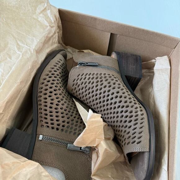 🆕 Lucky Brand Nelwyna brown peep toe perforated design booties size 6 - Picture 8 of 14